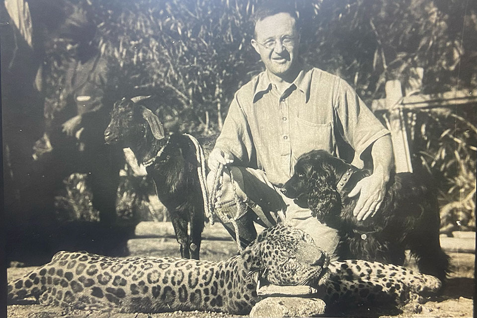 Ibbotson with the man-eating leopard of Rudraprayag.